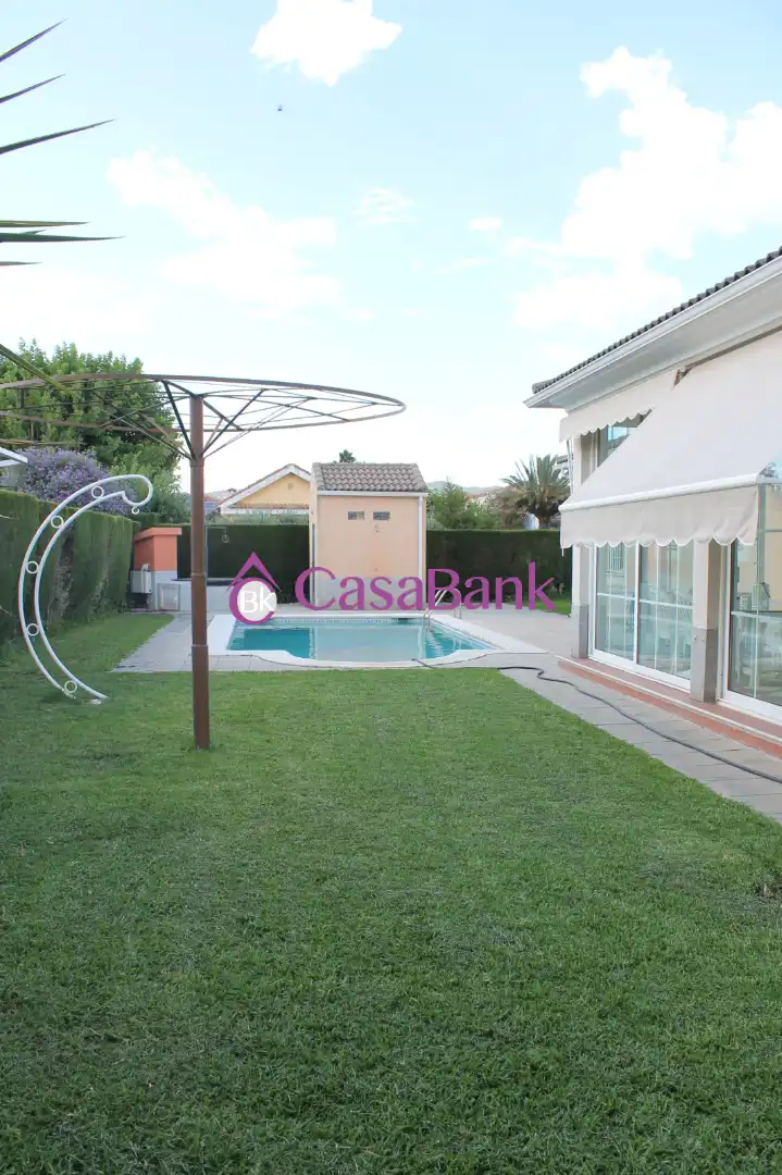 Piscina de Casa o xalet en venda en Córdoba amb Aire condicionat, Jardí privat i Piscina