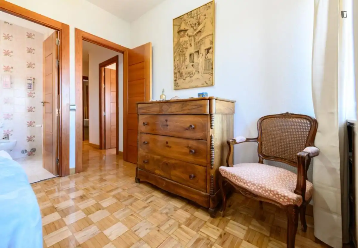 Dormitori de Apartament de lloguer en Madrid amb Aire condicionat, Moblat i Forn