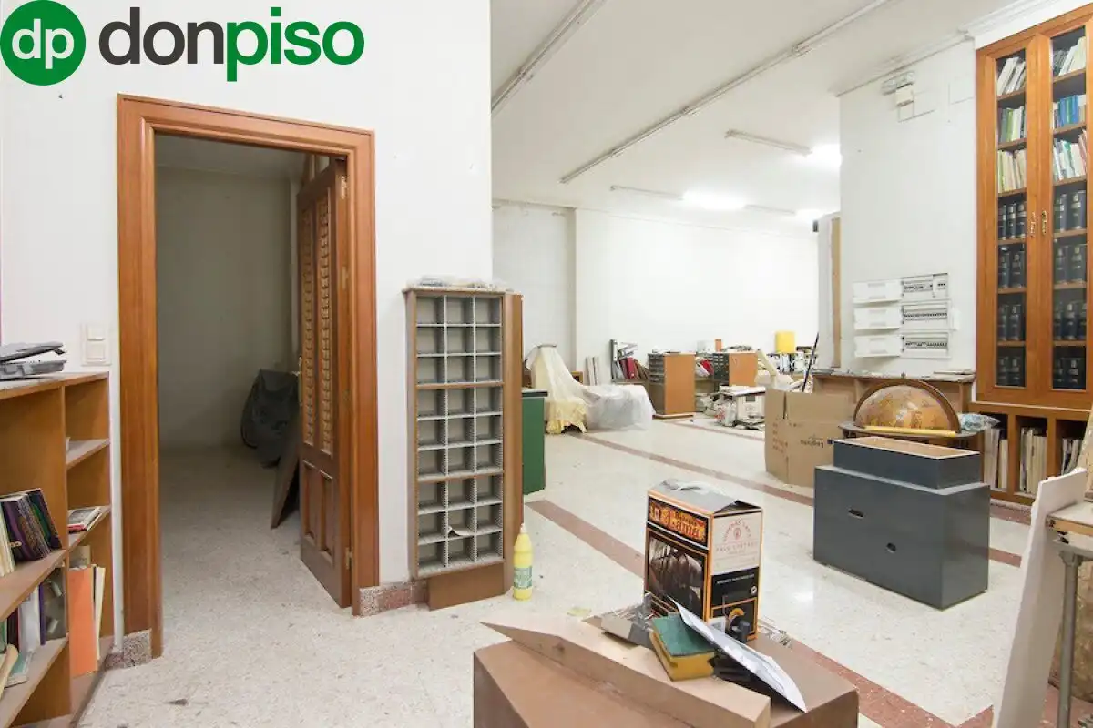 Local en venta en Granada con Amueblado