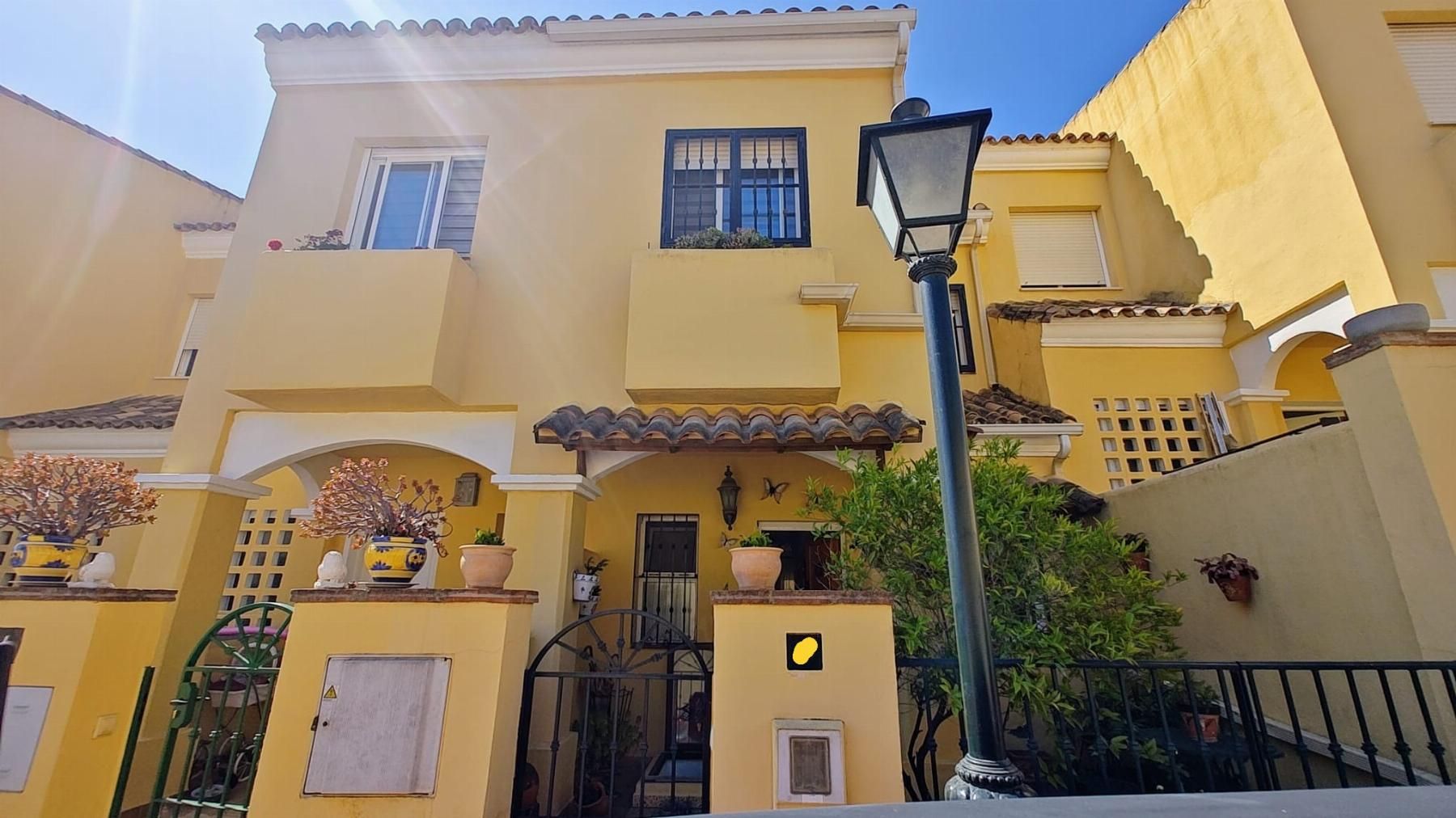 Exterior view of Single-family semi-detached for sale in Estepona  with Terrace, Storage room and Community pool