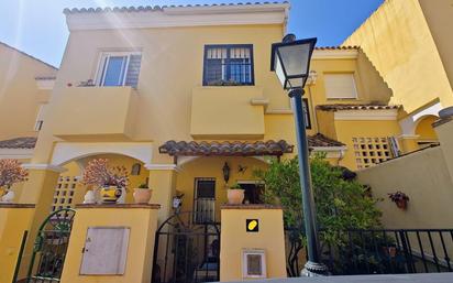 Vista exterior de Casa adosada en venda en Estepona amb Terrassa, Traster i Piscina comunitària