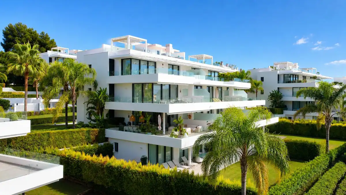 Außenansicht von Wohnungen zum Verkauf in Estepona mit Klimaanlage, Terrasse und Abstellraum