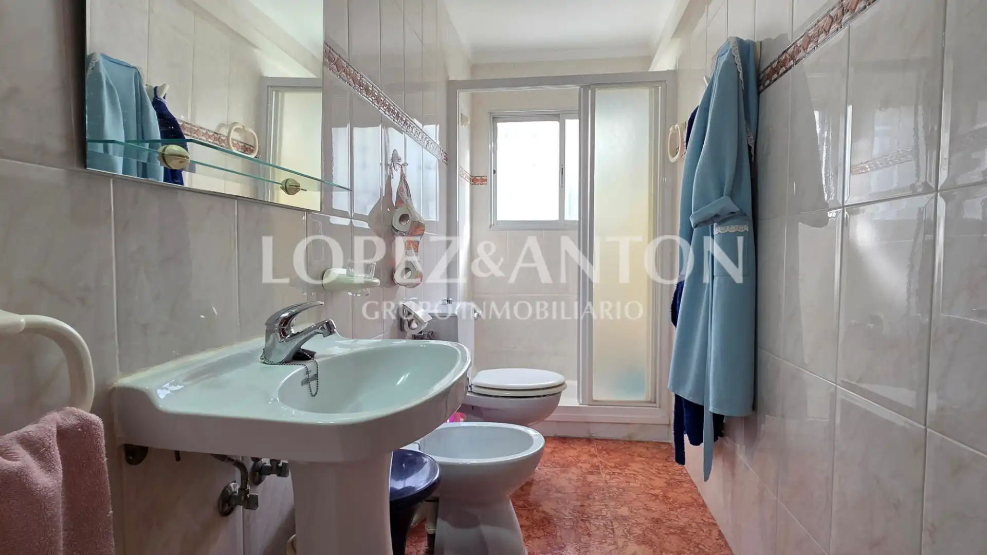 Bathroom of Houses for sale in L'Eliana  with Air Conditioner, Private garden and Terrace
