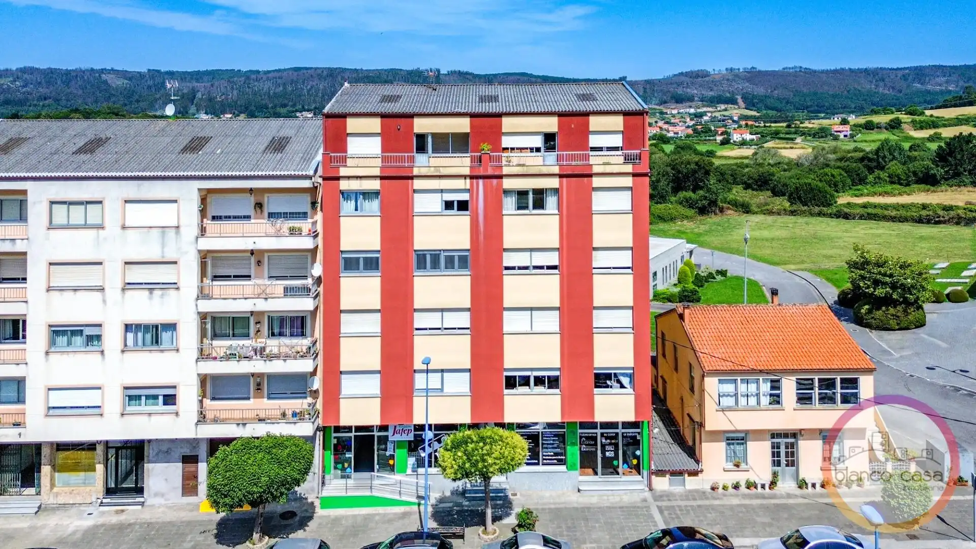 Vista exterior de Pis en venda en Ponteceso amb Calefacció i Moblat