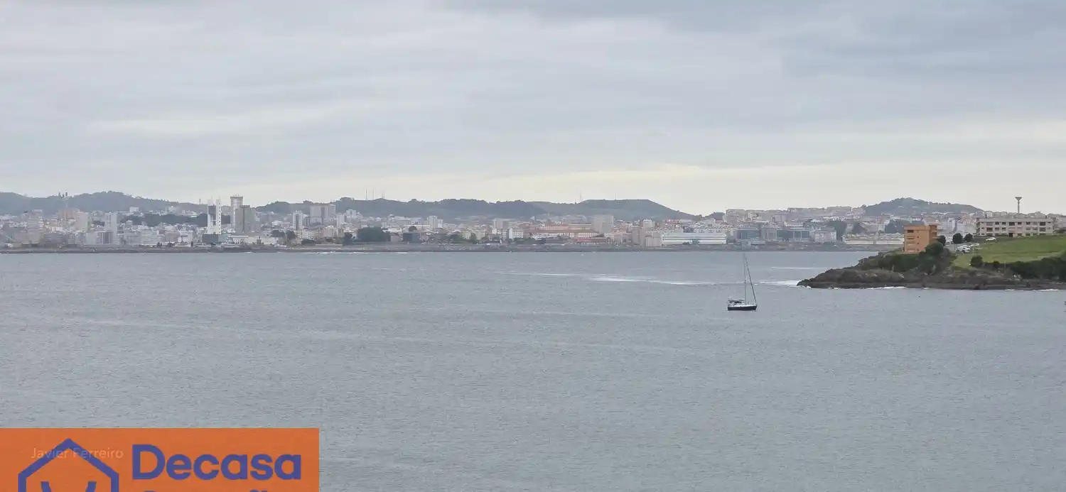 Vista exterior de Pis de lloguer en Oleiros amb Calefacció, Jardí privat i Parquet