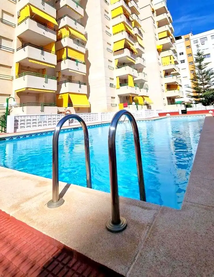 Piscina de Apartament de lloguer en Gandia amb Aire condicionat, Parquet i Terrassa