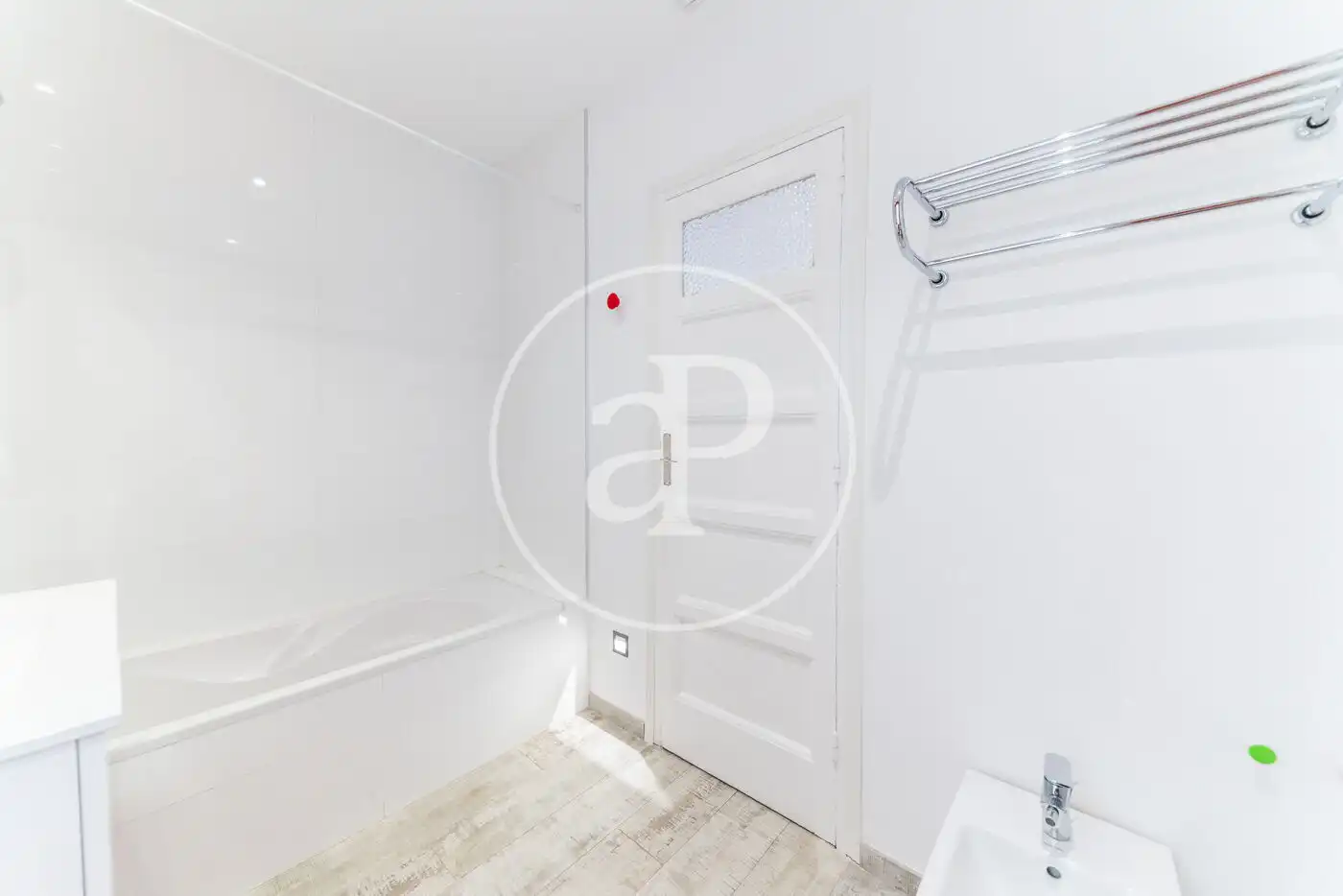 Bathroom of Flat for rent in Madrid  with Air Conditioner and Heating