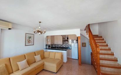 Sala d'estar de Casa adosada en venda en Torrevieja amb Aire condicionat, Terrassa i Traster