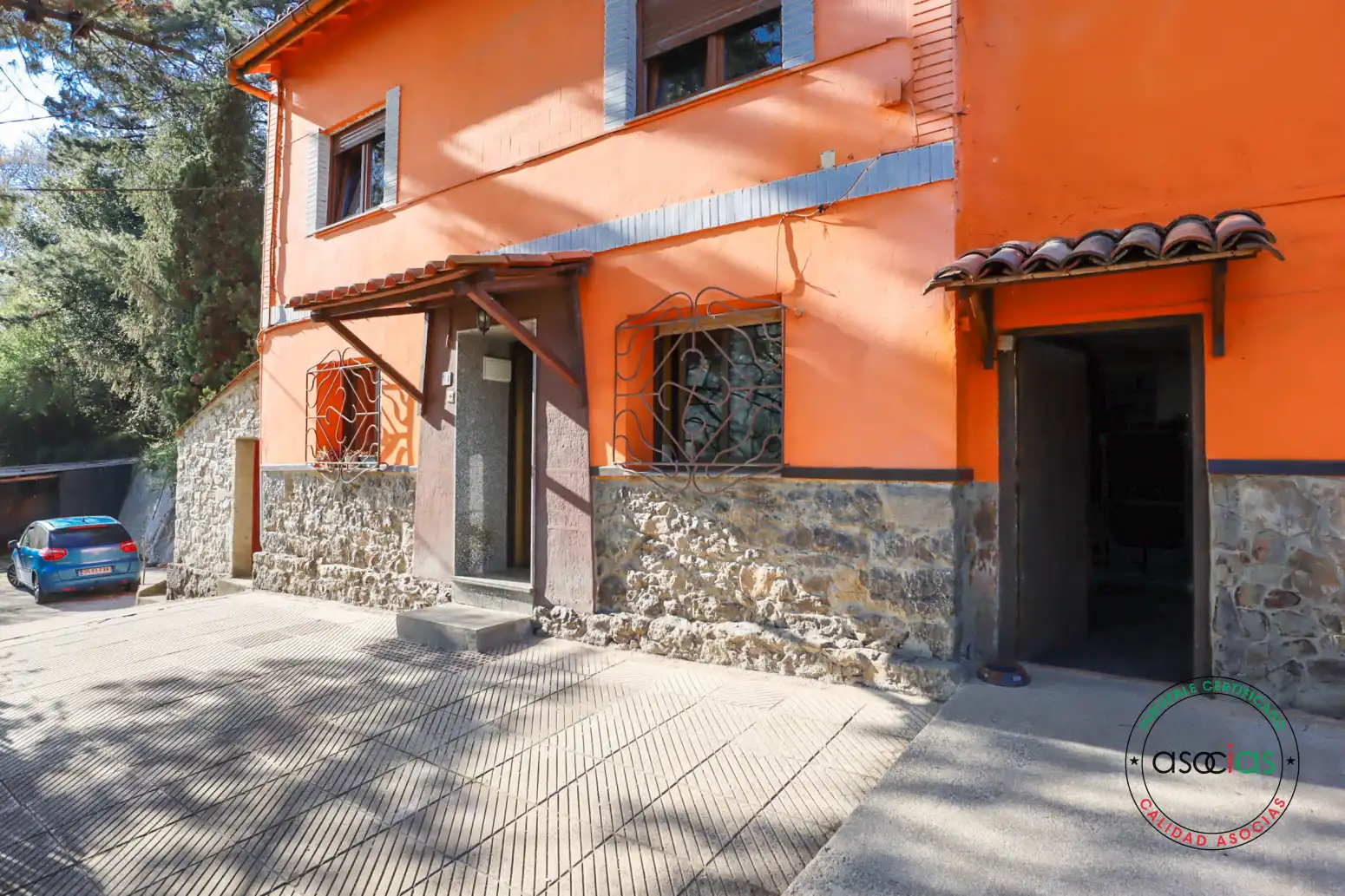 Vista exterior de Casa o xalet en venda en Oviedo  amb Calefacció, Jardí privat i Parquet