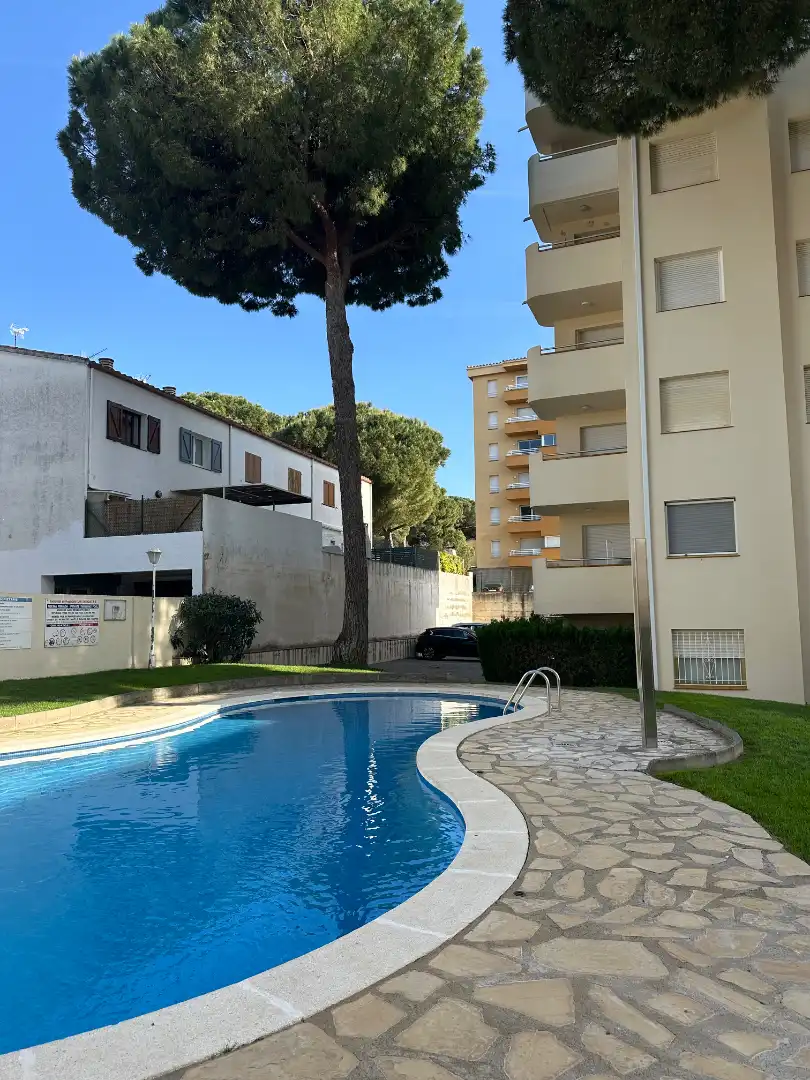 Piscina de Planta baja en venta en L'Escala con Calefacción, Terraza y Amueblado