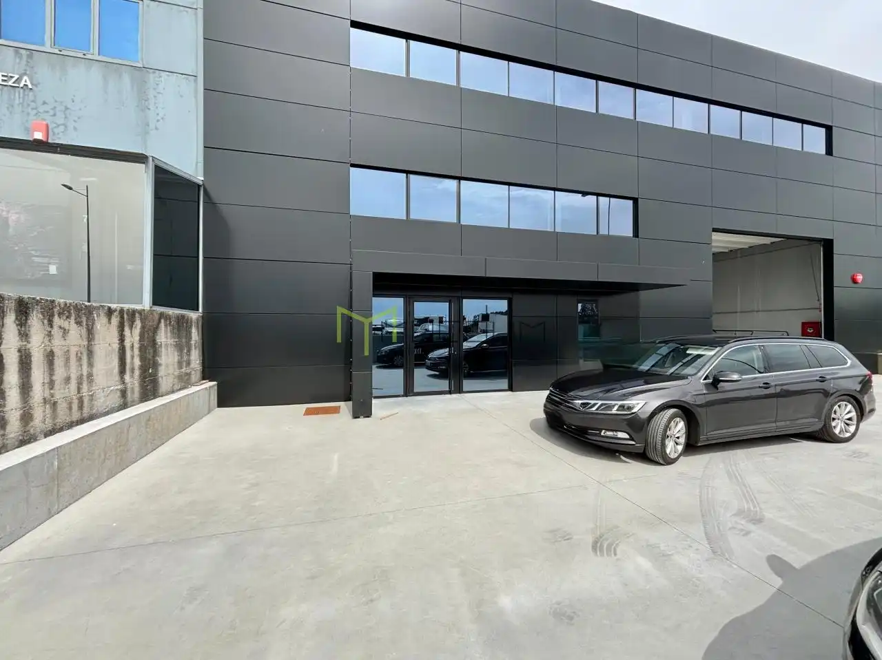 Außenansicht von Fabrikhallen zur Miete in Santiago de Compostela 