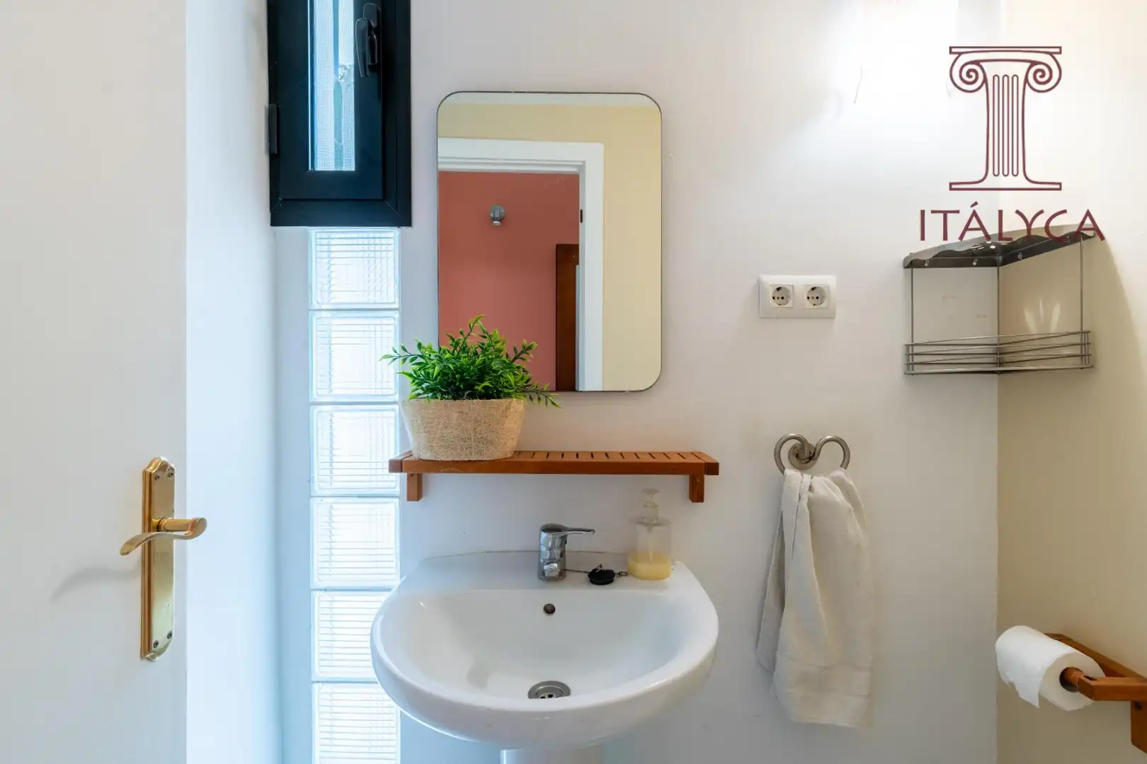 Bathroom of Houses for sale in El Castillo de las Guardas  with Private garden, Terrace and Community pool