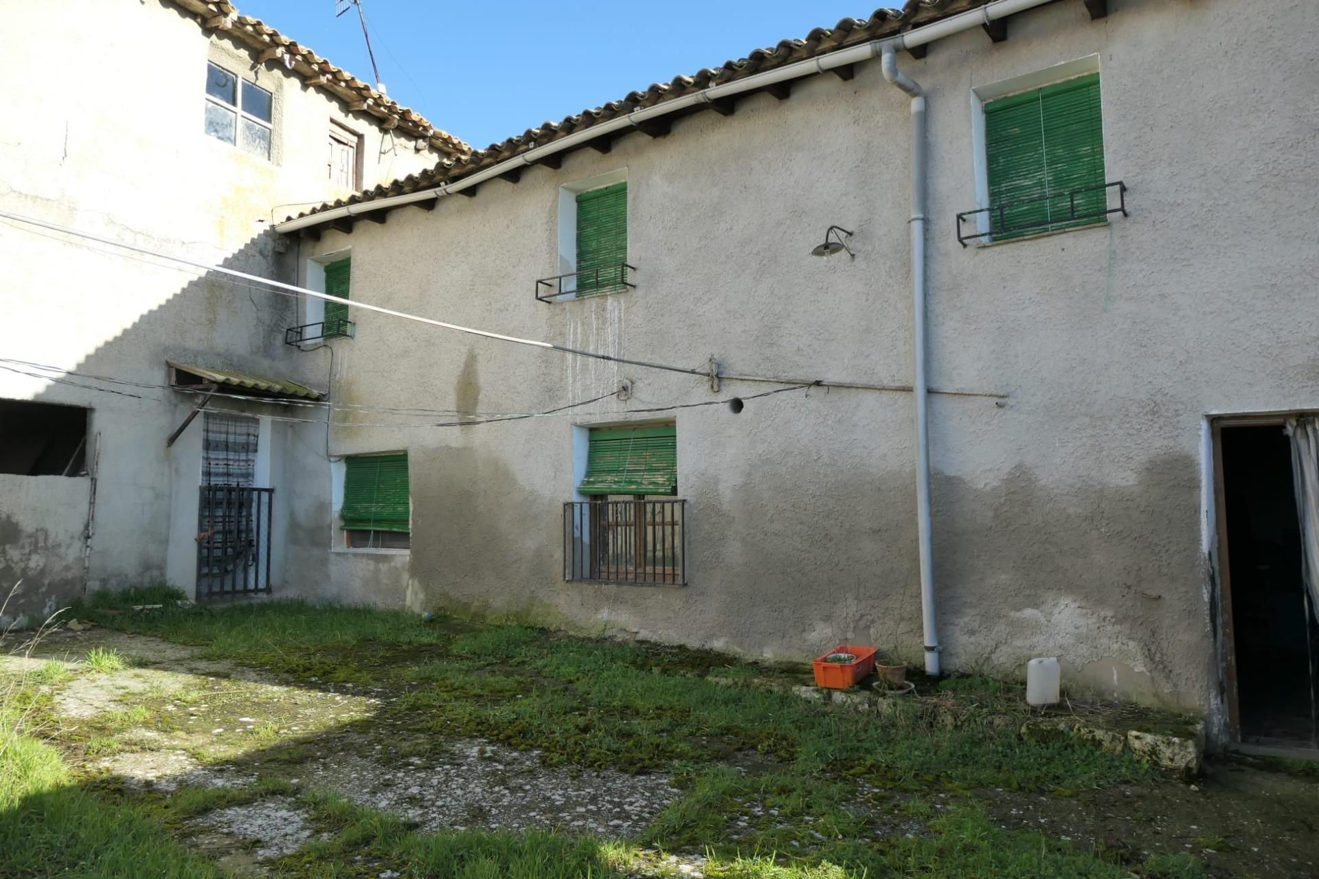 Exterior view of House or chalet for sale in Villalba de los Alcores  with Heating and Storage room