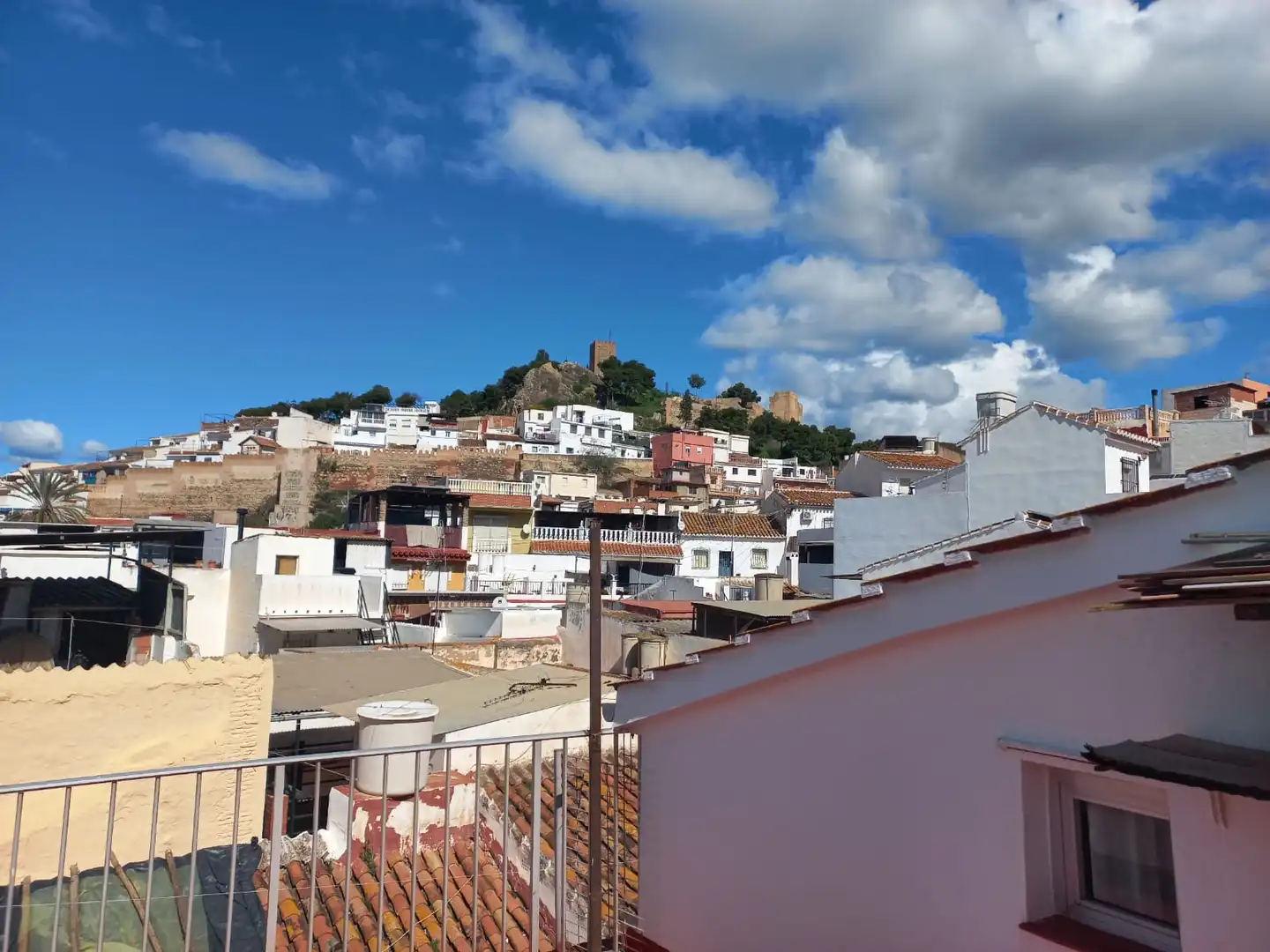 Außenansicht von Einfamilien-Reihenhaus zum Verkauf in Vélez-Málaga mit Terrasse und Abstellraum