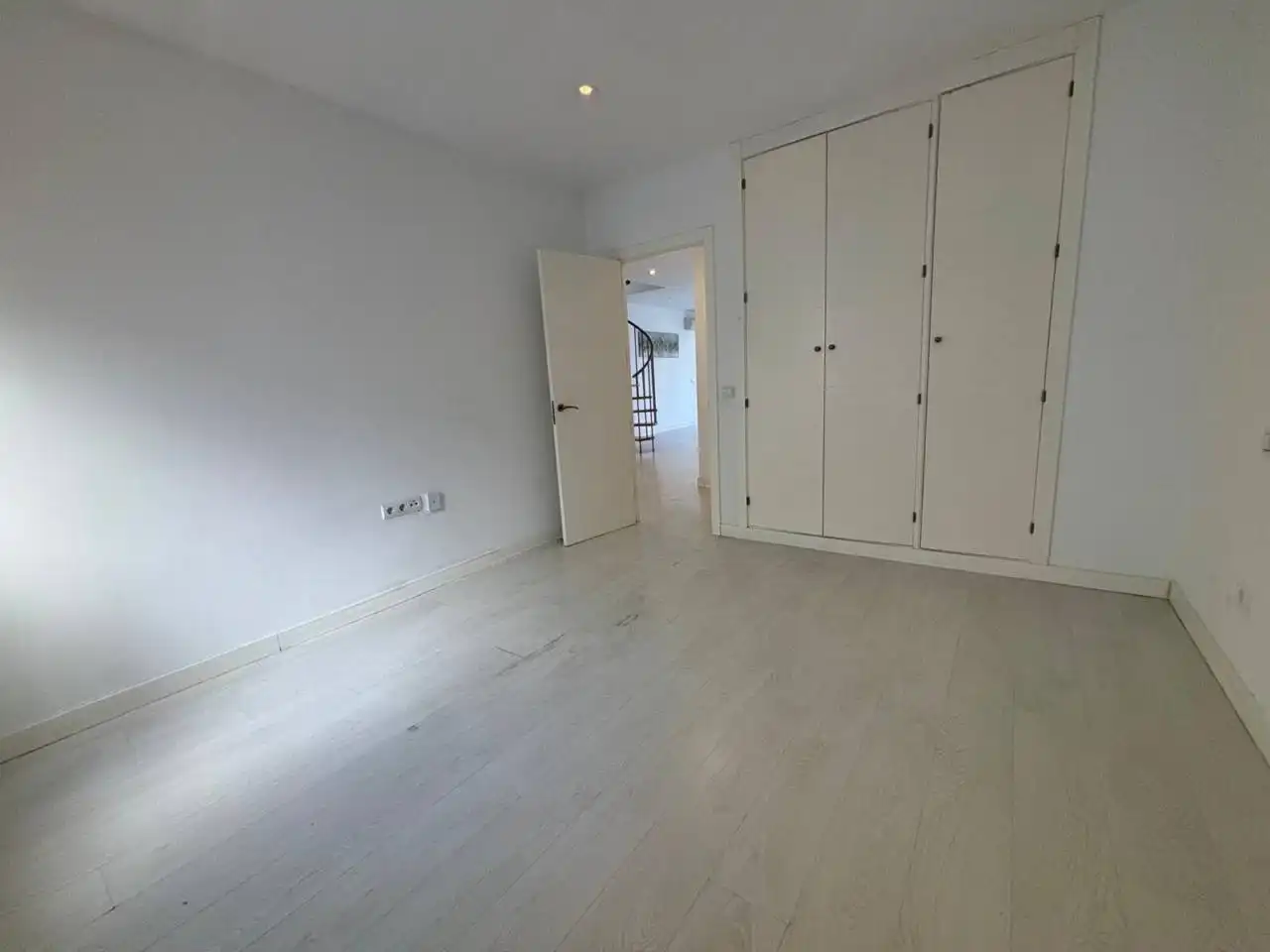Schlafzimmer von Dachboden zur Miete in Madrid mit Klimaanlage, Heizung und Parkett