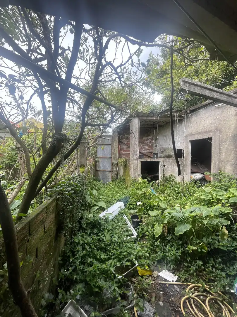 Außenansicht von Einfamilien-Reihenhaus zum Verkauf in Cee mit Balkon