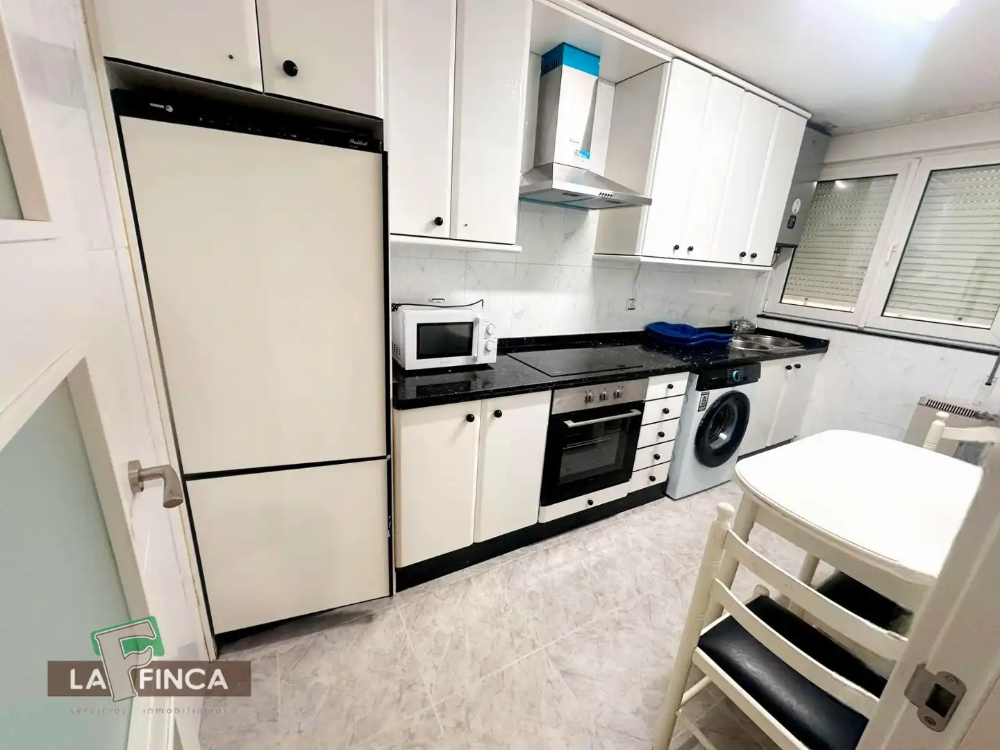 Cocina de Piso en venta en Oviedo  con Calefacción y Trastero
