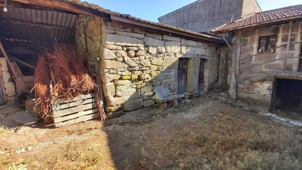 Vista exterior de Casa o xalet en venda en San Cristovo de Cea amb Calefacció, Jardí privat i Terrassa