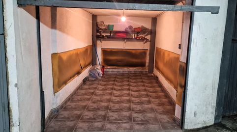Garaje cerrado a la venta en zona Asua-Erreka. Buen acceso y maniobra. Suelo de baldosa, luz y enchufe. 10 m2 aprox.