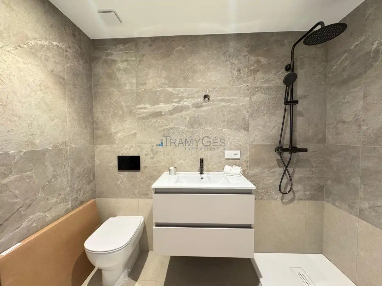 Baño de Piso en venta en Vigo  con Calefacción y Terraza