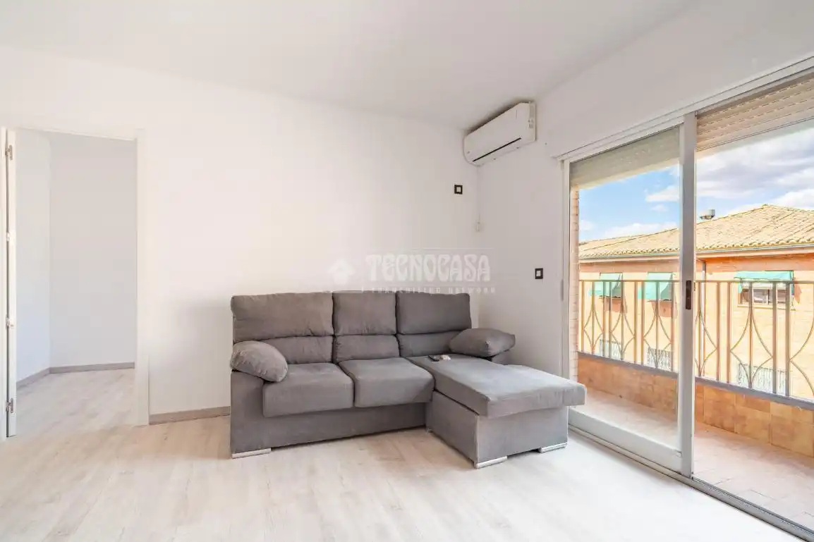 Living room of Flat for sale in Granada  with Air Conditioner, Heating and Terrace