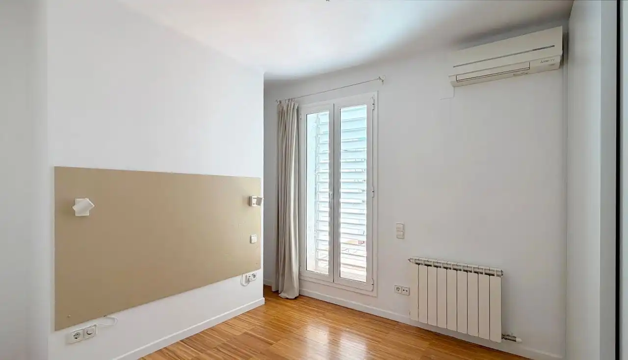 Schlafzimmer von Wohnung zum Verkauf in Barcelona mit Klimaanlage, Heizung und Terrasse