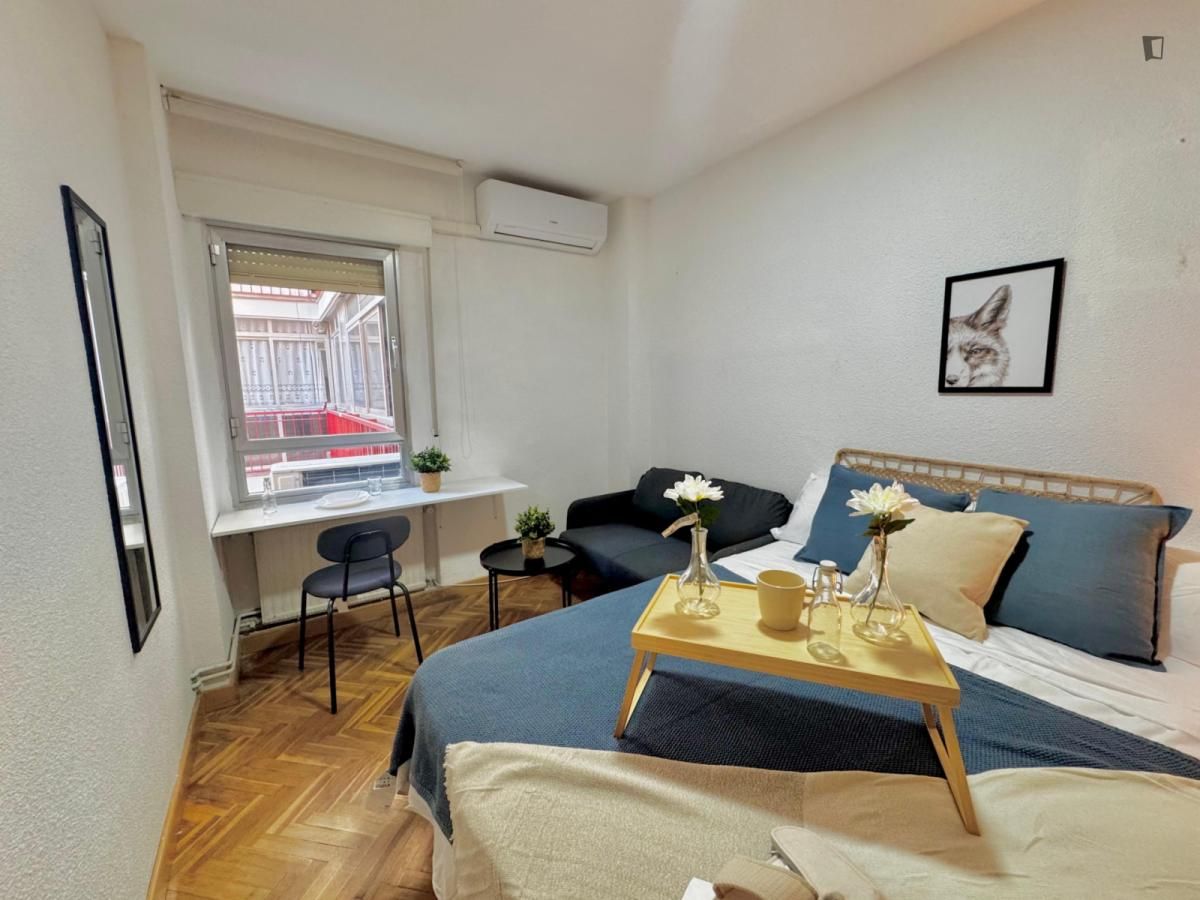 Dormitori de Apartament per a compartir en  Madrid Capital amb Aire condicionat, Moblat i Forn