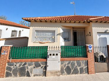 Chalet con balcón en venta en Calle Rocinante