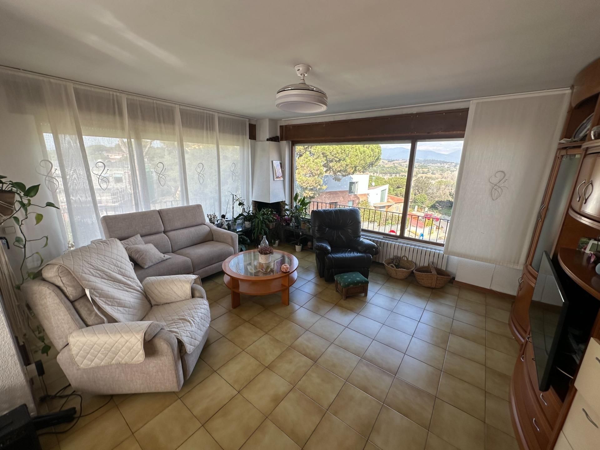 Sala d'estar de Casa adosada en venda en La Roca del Vallès amb Calefacció, Jardí privat i Terrassa