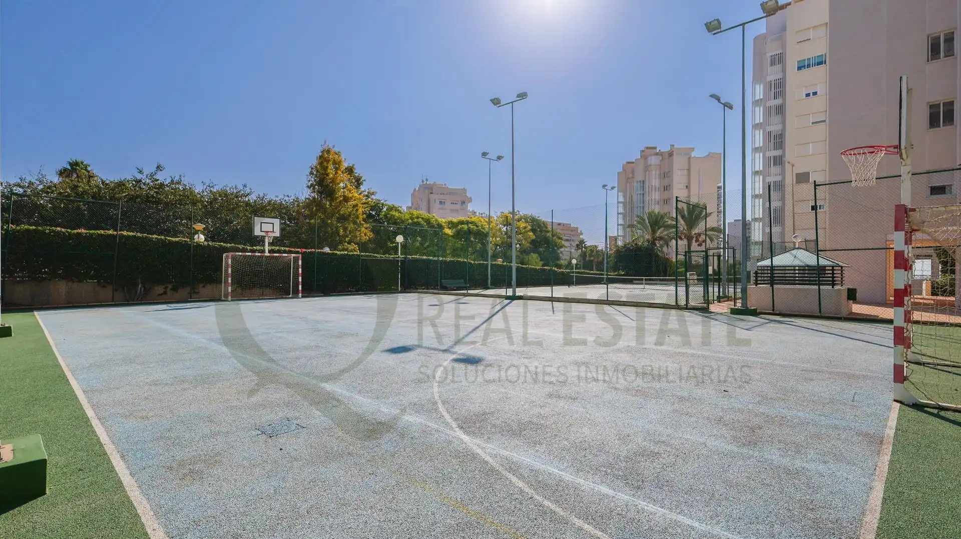 Außenansicht von Dachboden zur Miete in Alicante / Alacant mit Klimaanlage, Privatgarten und Terrasse