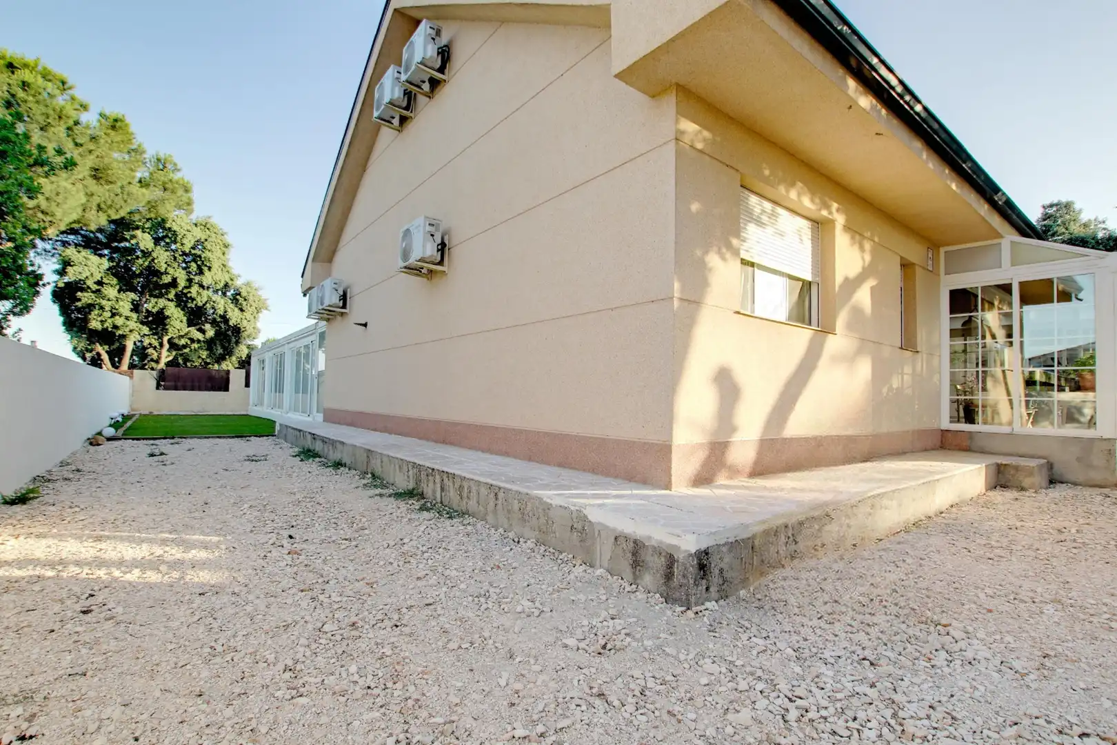 Vista exterior de Casa o xalet en venda en Nuevo Baztán amb Aire condicionat, Calefacció i Jardí privat