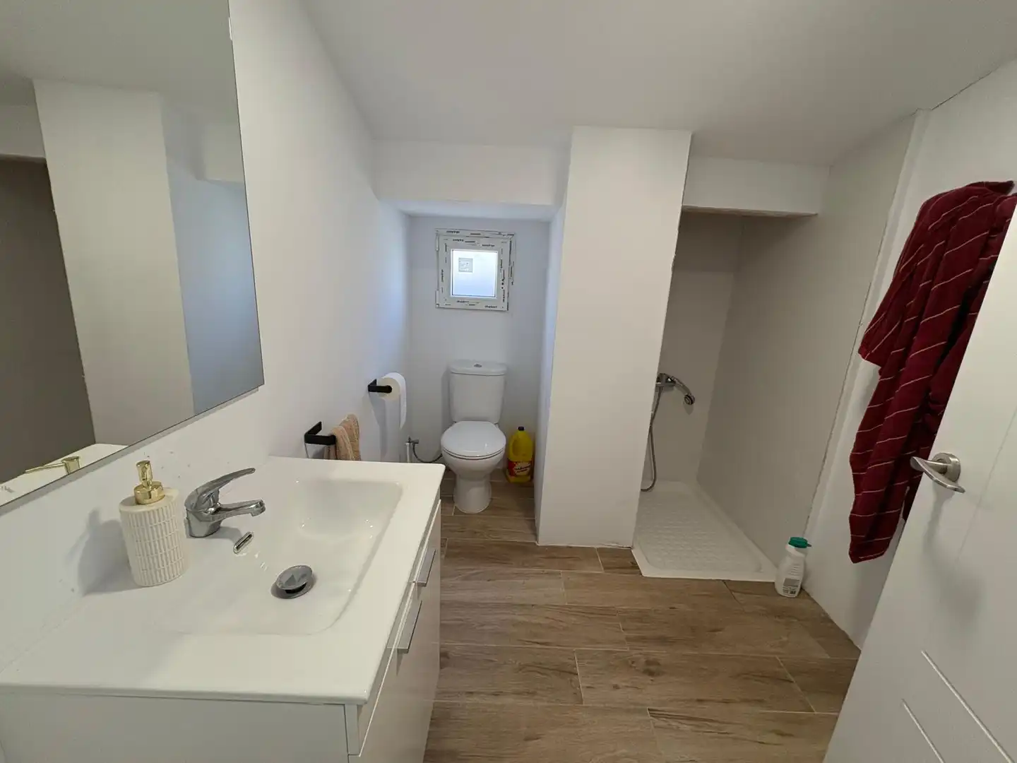 Badezimmer von Einfamilien-Reihenhaus zum Verkauf in Alpicat mit Klimaanlage, Heizung und Privatgarten