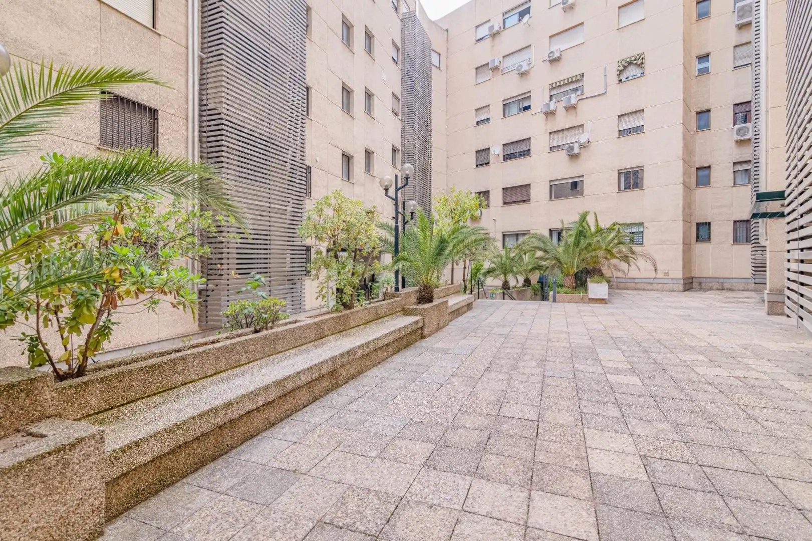 Vista exterior de Pis en venda en Granada amb Calefacció i Moblat