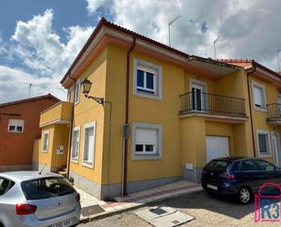 Exterior view of Single-family semi-detached to rent in Valverde de la Virgen  with Terrace