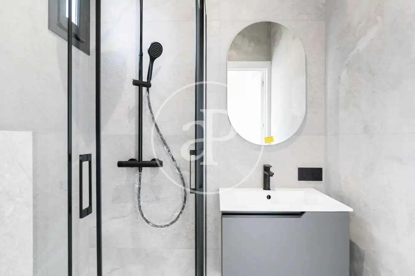 Badezimmer von Wohnung zum Verkauf in Barcelona mit Klimaanlage und Heizung