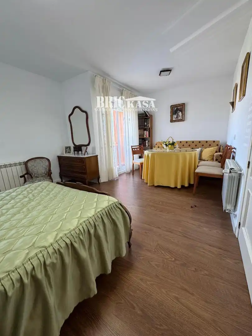 Dormitori de Casa adosada en venda en Cáceres amb Aire condicionat, Calefacció i Terrassa