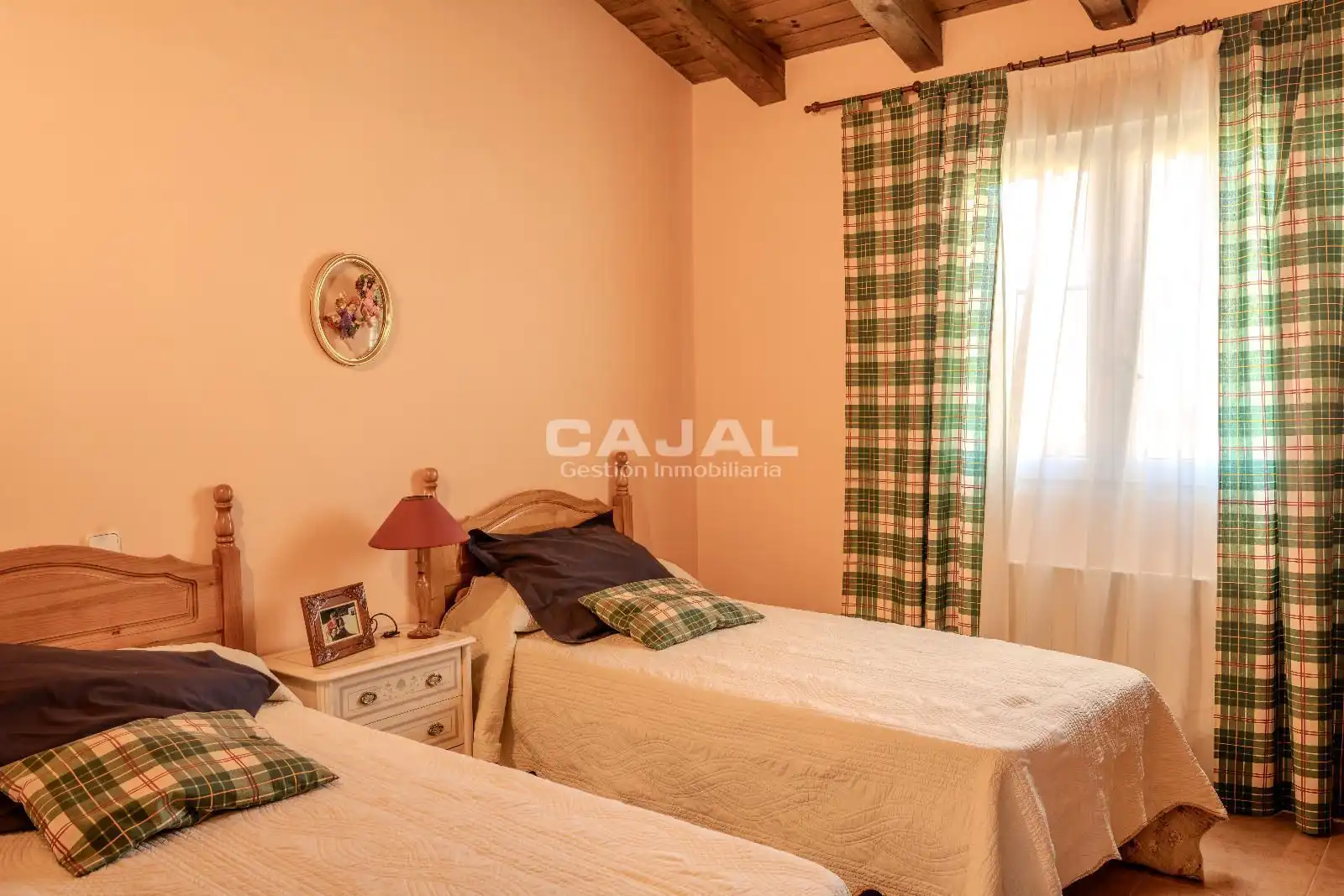Habitación de Casa adosada en venta en Riaza con Calefacción y Jardín privado