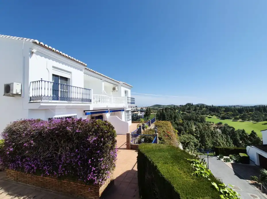Vista exterior de Apartament en venda en Mijas amb Aire condicionat, Terrassa i Moblat