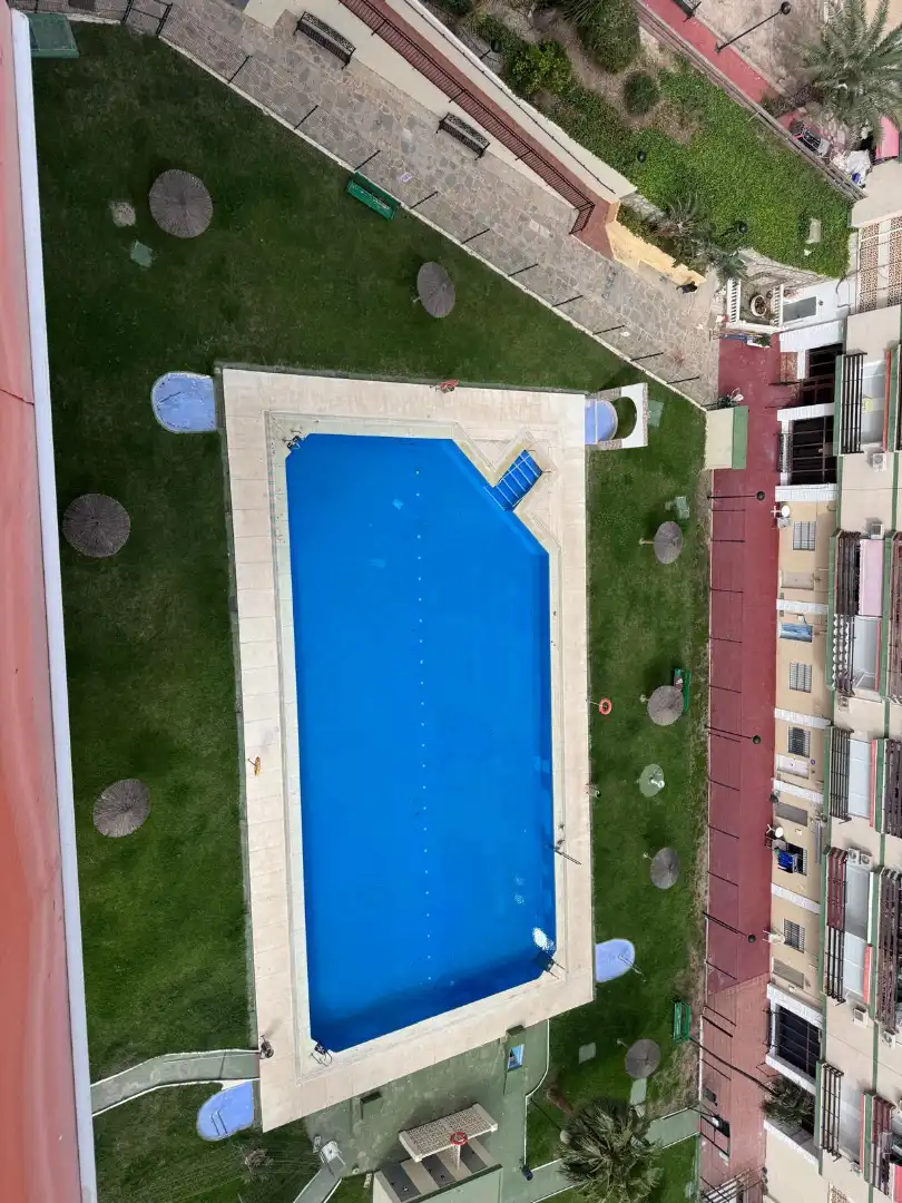 Piscina de Piso en venta en Benalmádena con Terraza, Amueblado y Piscina comunitaria