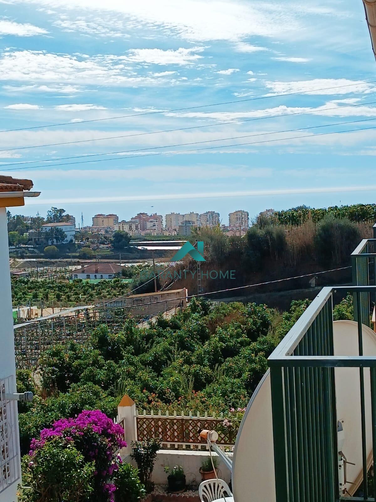 Einfamilien-Reihenhaus zum Verkauf in Algarrobo mit Klimaanlage, Privatgarten und Terrasse