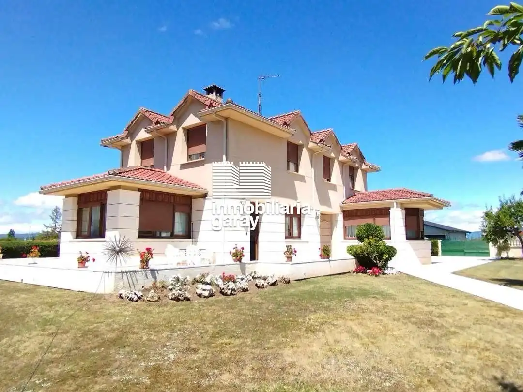 Chalet en venta en Medina de Pomar