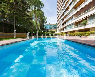 Swimming pool of Attic for sale in  Barcelona Capital  with Air Conditioner, Heating and Terrace