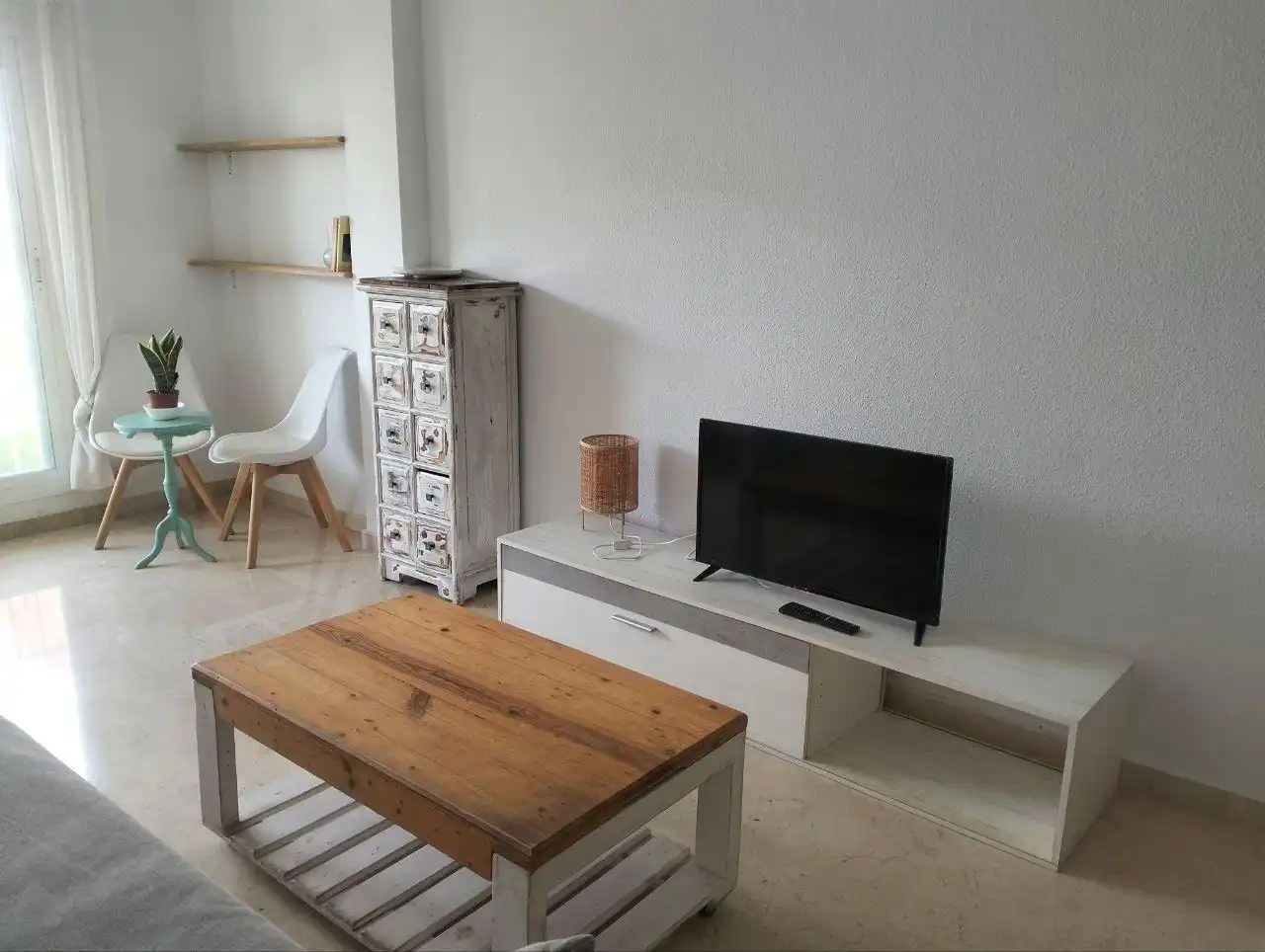 Sala de estar de Piso en venta en Benalmádena con Jardín privado, Terraza y Amueblado