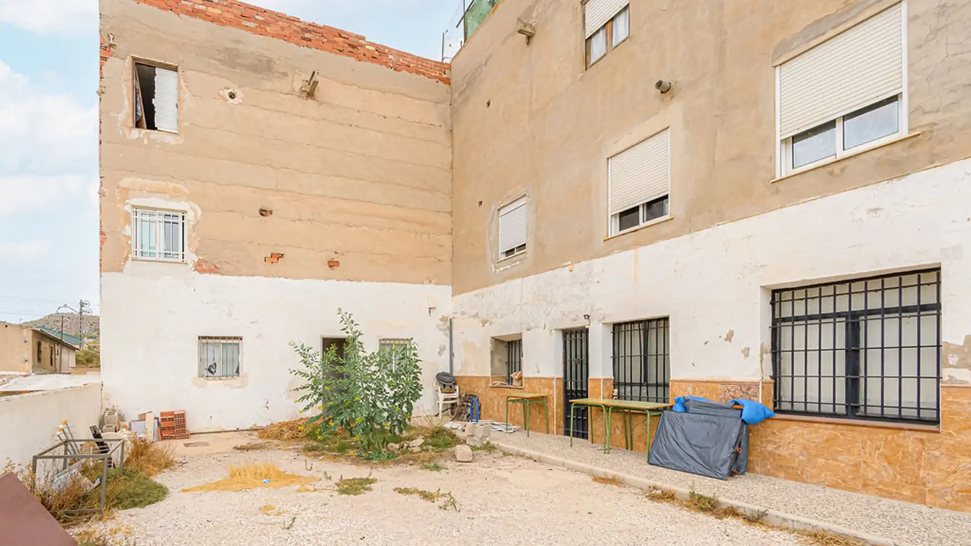 Vista exterior de Local en venta en Elda