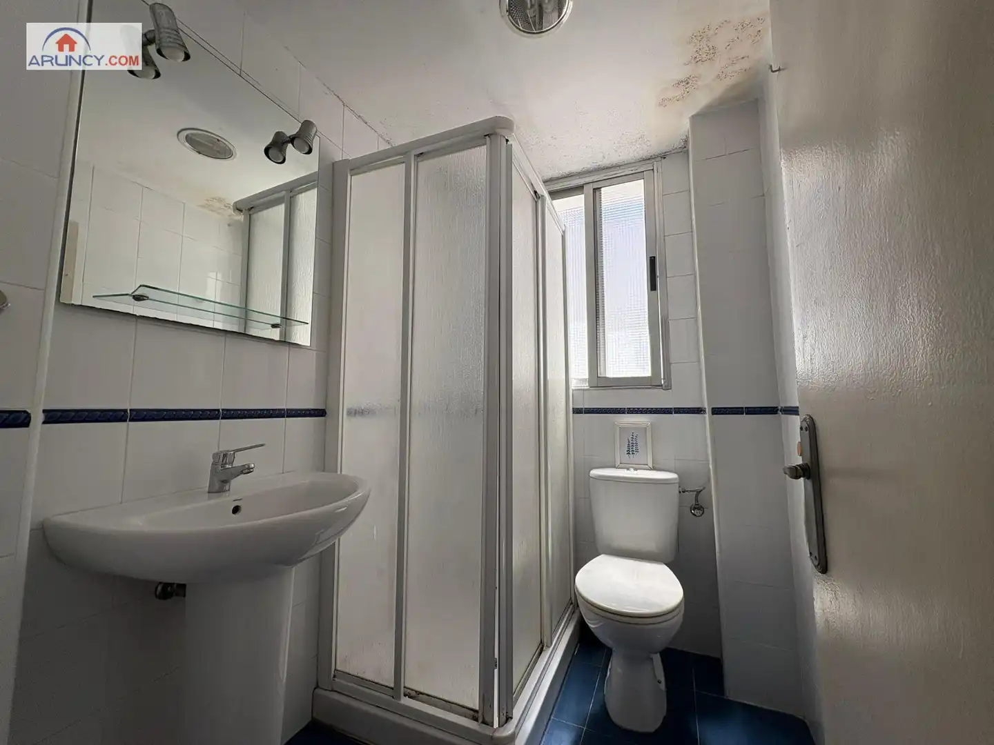 Baño de Piso de alquiler en Sevilla con Aire acondicionado y Balcón