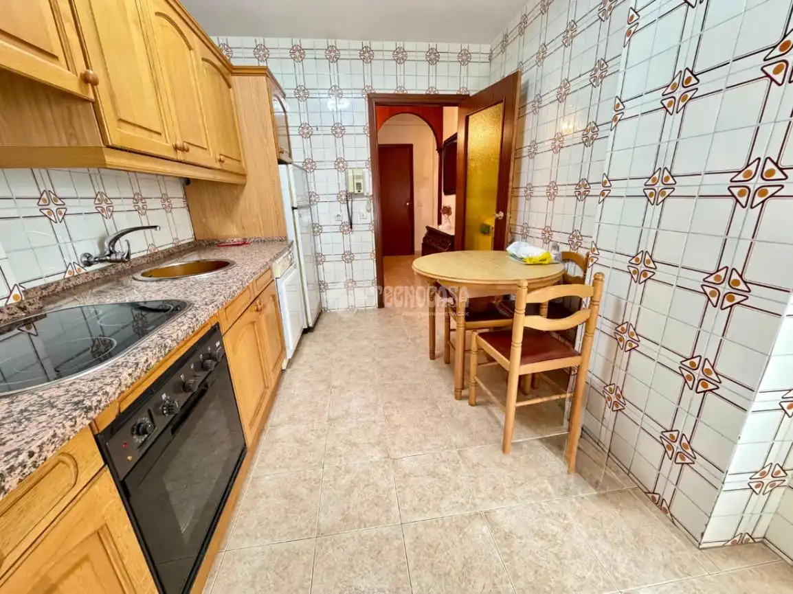 Cuina de Pis en venda en León Capital  amb Calefacció, Parquet i Terrassa