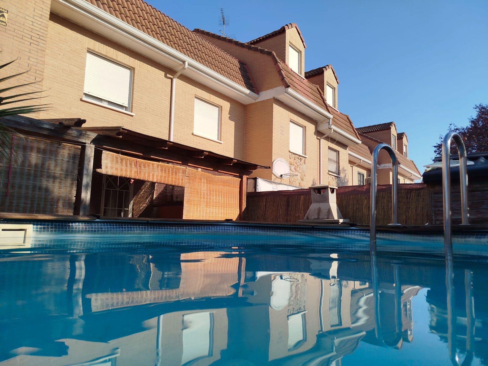 Piscina de Casa adosada en venda en Ugena amb Aire condicionat, Calefacció i Jardí privat