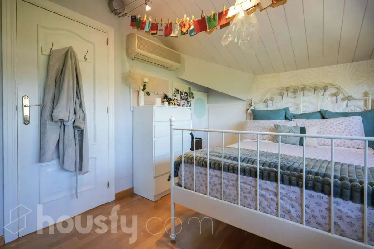 Habitación de Casa adosada en venta en Madrid con Aire acondicionado, Calefacción y Jardín privado