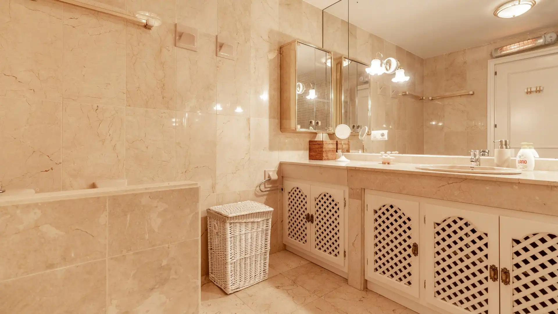 Baño de Apartamento en venta en Marbella con Aire acondicionado, Terraza y Piscina