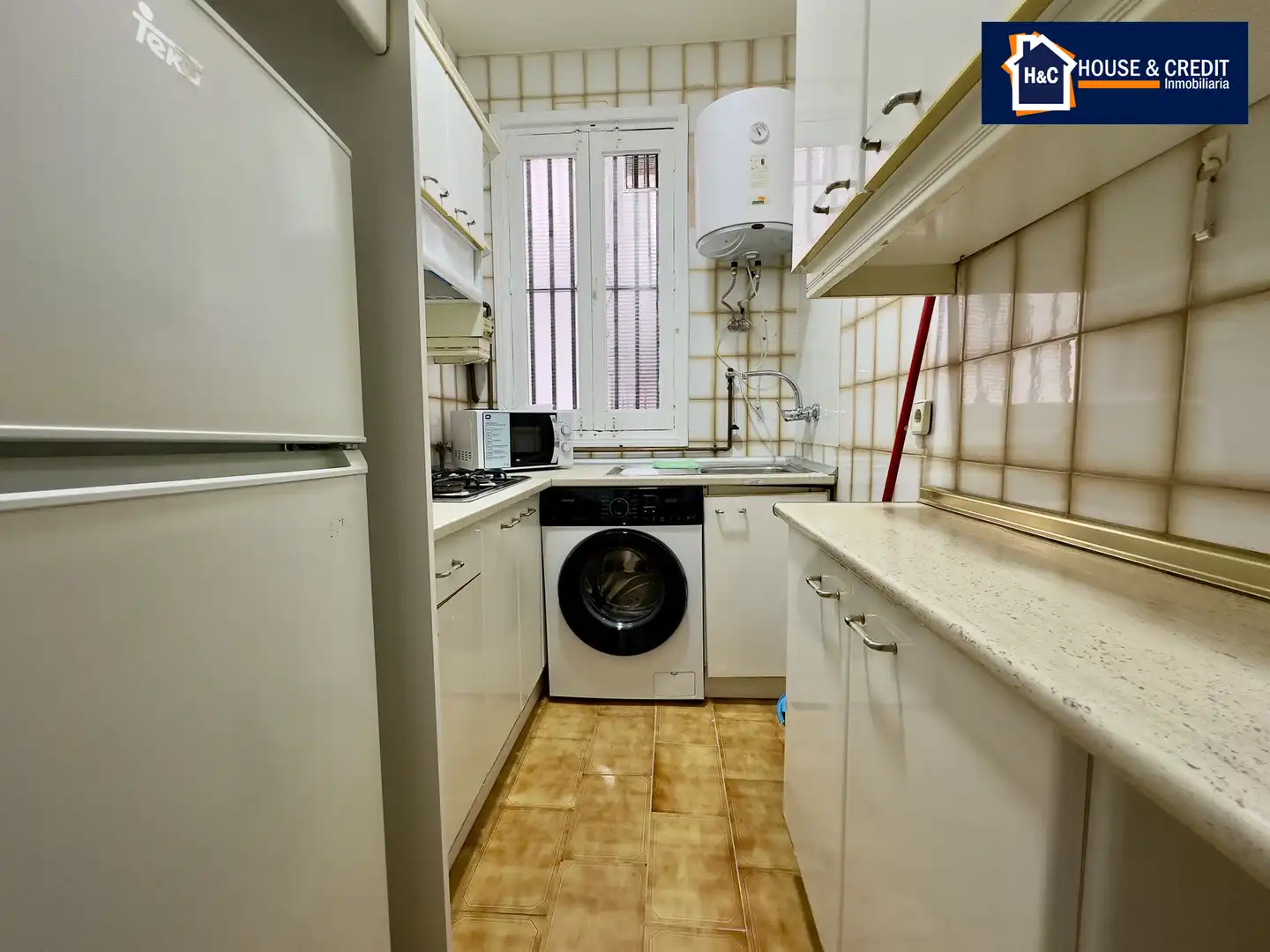 Cuina de Apartament de lloguer en Madrid amb Moblat